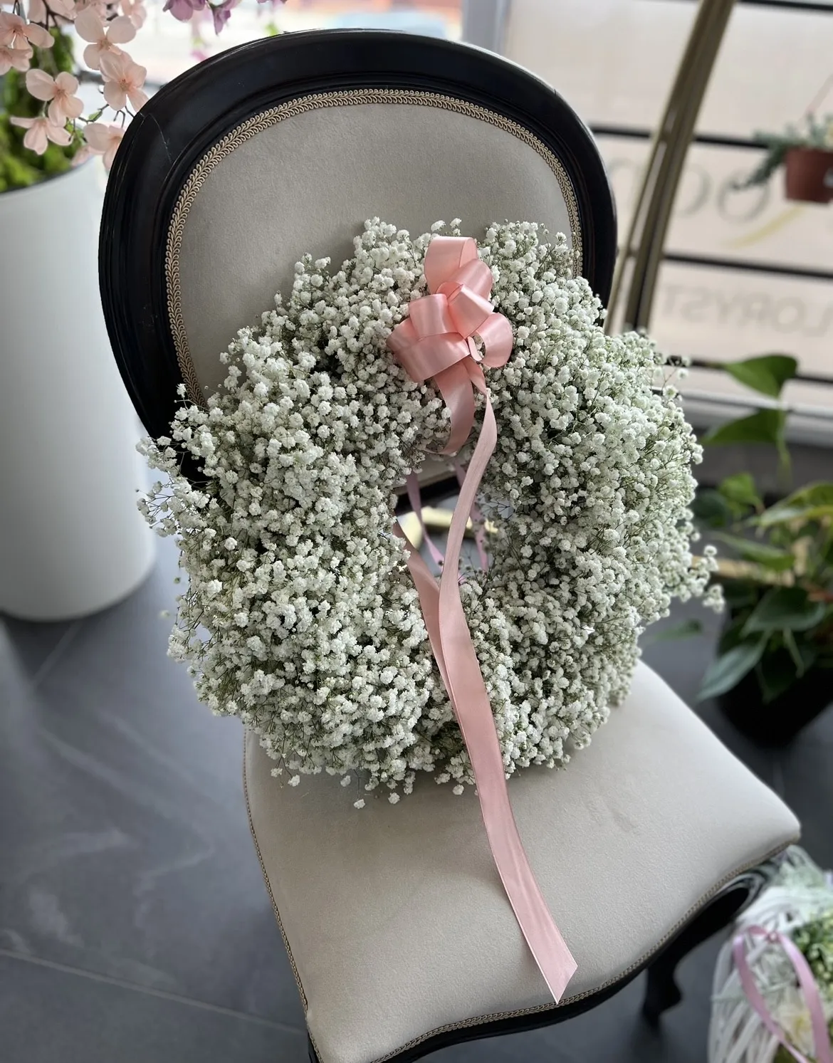 Wianek z białą gipsówką 60 cm